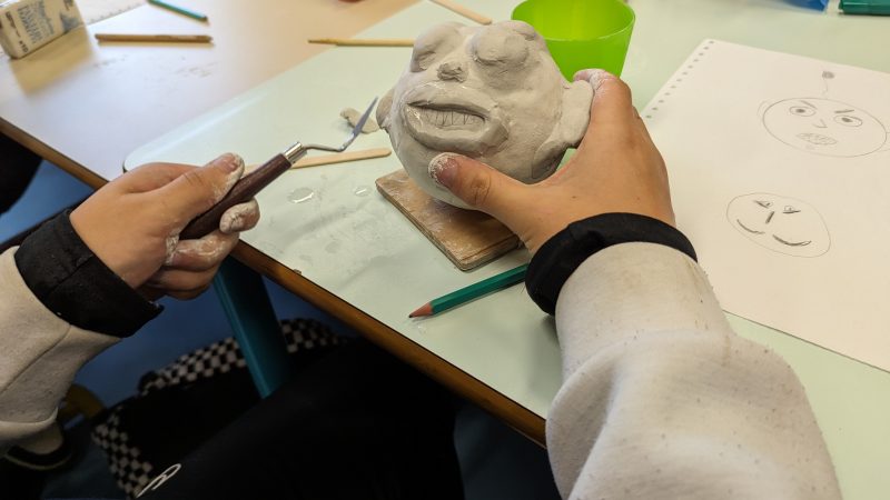 Projet ULIS au Collège Le Grand Meaulnes : Une Semaine de Marionnettes